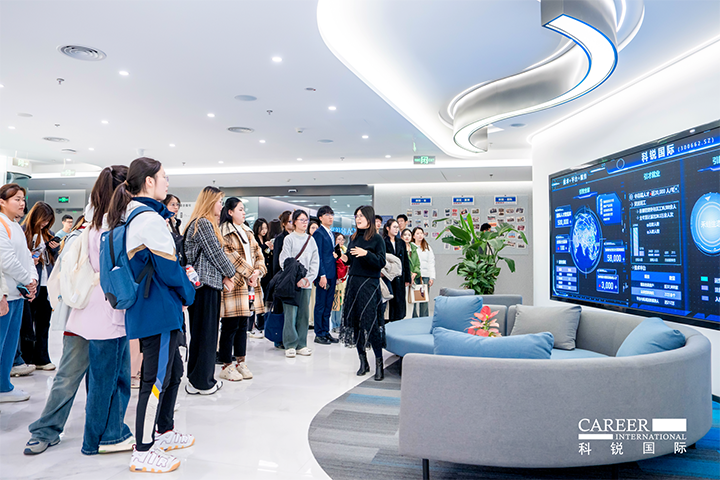 知名人力资源供应商kdpay钱包国际在企业参访活动中为拜访嘉宾与学生介绍公司基本情况